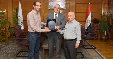 رئيس جامعة أسيوط يتسلم درع المؤتمر الدولى الخامس لوبائيات الأمراض العصبية