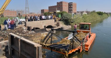 شاهد.. تطهير ترعة القوصية بإستخدام حصادة المخلفات الجديدة بأسيوط