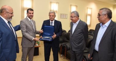 وفد عمانى يتفقد محطة الجبل الأصفر ورئيس الشركة القابضة يؤكد على التعاون بين البلدين 