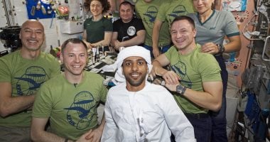 رائد فضاء إماراتى ينشر صورة مرتديا الزى الوطنى فى محطة الفضاء الدولية