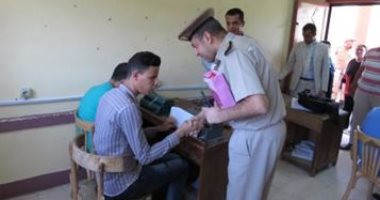 النور مكانه فى القلوب.. ضباط يوزعون هدايا على طلاب مدرسة للمكفوفين