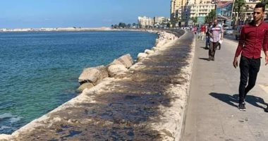 شكوى من تلوث سور كورنيش الاسكندرية من المنشية للشاطبى بالزيت لمنع الجلوس عليه