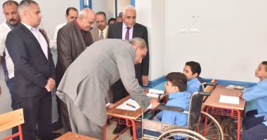 "جون" طالب من ذوى الإعاقة الحركية نجح فى خدمة جميع زملاءه فى عمل رامب بالمدارس 