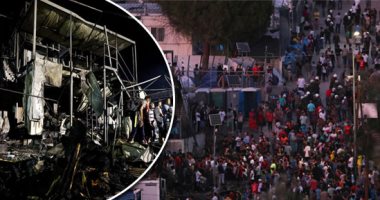 "قلوب محترقة" لافتات يحملها لاجئوا مخيم موريا باليونان.. طاقته الاستيعابية 3000 ويعيش به 13000.. حريق يودى بحياة مهاجرة وطفلها.. اشتباكات عنيفة فى أسوء مخيم بأوروبا.. ومفوضية الأمم المتحدة: الوضع مأساوى جدا