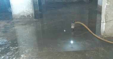 سكان أحد عمارات شارع محطة الزيتون يعانون من طفح الصرف الصحى 