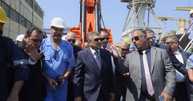 رئيس هيئة قناة السويس يحث العاملين على التفانى فى العمل والحفاظ على مقدرات الوطن