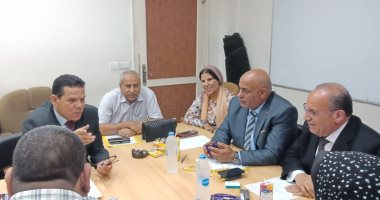 تعليم الجيزة: توريد مقاعد مدرسية جديدة للتغلب على الكثافات الطلابية