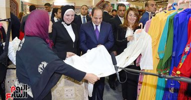 السيسى يفتتح "تراثنا" للمنتجات اليدوية والتراثية.. ويوجه بزيادة الدعم المالى المقدم من "المشروعات المتوسطة" ودراسة إقامة المعرض بشكل دائم.. ويشجع العارضين على التوسع وزيادة الإنتاج لتوفير فرص عمل جديدة