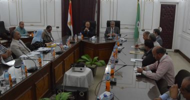 صور.. محافظ المنيا:تطبيق أفضل المعايير فى أداء الخدمات للمواطنين 