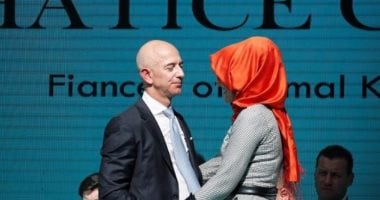 "حضن" خطيبة خاشقجى للملياردير اليهودى جيف بيزوس يثير ضجة بمواقع التواصل