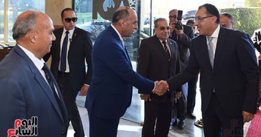رئيس الوزراء يتفقد معرضا للتجهيزات المكتبية للحى الحكومى بالعاصمة الإدارية