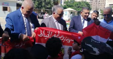 طلاب مدرسة يحتفلون بانتصارات أكتوبر بالأناشيد خلال استقبال مدير تعليم الإسماعيلية 