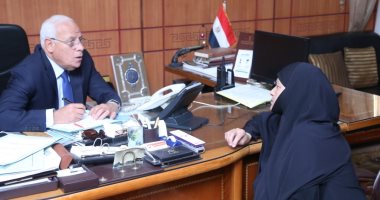 صور.. محافظ بورسعيد يستقبل المواطنين ويوجه رؤساء الأحياء بسرعة حل شكاويهم