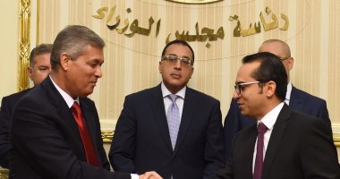 رئيس الوزراء يشهد توقيع اتفاق تسوية نزاع "النصر للإسكان وإعمار مصر" حول مشروع هضبة المقطم.. ويؤكد: القطاع الخاص شريك بالتنمية الاقتصادية.. وصرف 10% من مديونيات المصدرين.. وزير الإسكان: الاتفاق أرضى جميع الأطراف