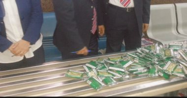 جمارك مطار القاهرة تحبط محاولتى تهريب كمية من التبغ وأدوات التجميل
