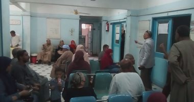 صور.. رئيس مدينة إدفو يوجه بإتخاذ إجراءات قانونية ضد أطباء مستشفى التأمين