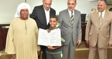 محافظ أسيوط يسلم 8 عقود جديدة للمتسفيدين من منظومة تقنين الأراضى بـ3 مراكز