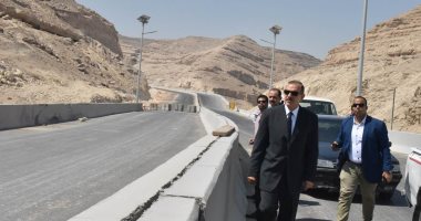 صور.. محافظ أسيوط يتفقد محور الهضبة الغربية "محور التنمية" وربطه بالطريق الدائرى