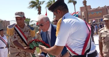 فيديو وصور.. محافظ جنوب سيناء ومدير الأمن يضعان اكليلا من الزهور على النصب التذكارى لشهداء