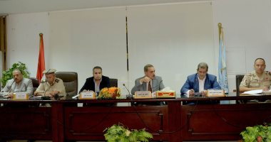 محافظ أسيوط: إقامة مجمع معاهد أزهرية بدكران ومدرستين بمنقباد وأولاد إلياس