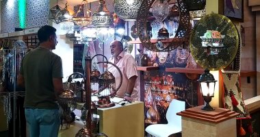 "حازم عبد الغنى" اختار العمل فى مجال الإضاءة منذ 30 عاما ثم قرر عرض منتجاته فى "تراثنا"