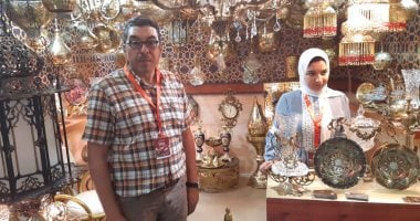 عارض منتجات نحاسية بمعرض "تراثنا":ورثتها عن أجدادى ونصنع أشكال زينة من النحاس بأيدينا