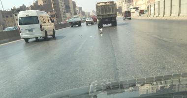قارئ يرصد سيارة تابعة لشركة نظافة تسير بلا غطاء وتنشر القمامة على الدائرى