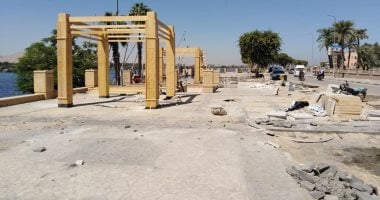 اللمسات النهائية بأعمال تطوير كورنيش النيل بالأقصر لخدمة السائحين.. صور