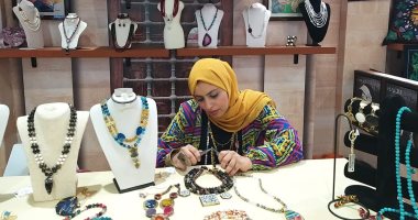 حكاية سارة تونسى خريجة كلية سياسة واقتصاد تتحول لمصممة حلى وأحجار كريمة  
