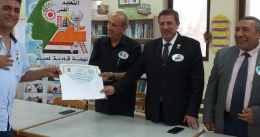 تكريم معلمى ومديرى المدارس الفنية بالإسكندرية.. صور