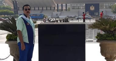 قارئ يشارك بصورته أمام قبر السادات فى إطار احتفالات أكتوبر