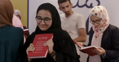 محمد بن راشد يهدى نسخة موقعه من كتابه قصتي لمصريتين.. صور 