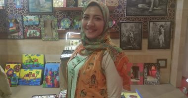 فيديو.. فنانة تشكيلية تعرض أعمال أطفال وذوى القدرات الخاصة بمعرض تراثنا
