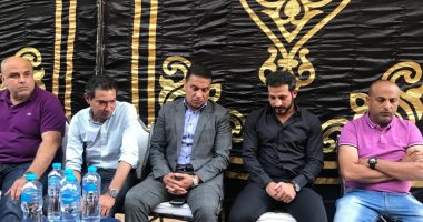 صور.. حسام البدرى وجهاز المنتخب فى عزاء والد سيد معوض بالفيوم