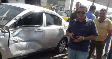 تصادم بين سيارتين وسط الإسكندرية.. و رئيس الحى يوجه بإزالة المخلفات و فتح الطريق