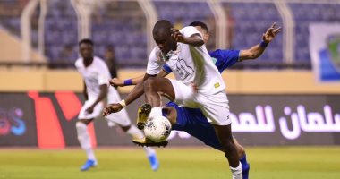 على طريقة رمضان صبحي.. لاعب الشباب السعودي يقف على الكرة