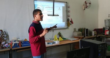 صور.. طالب ثانوى يطلق مبادرة لتعليم زملائه الدخول على بنك المعرفة 