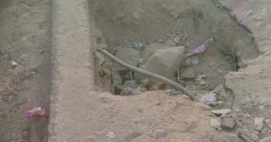 قارئ يشكو من وجود حفرة بها أسلاك كهرباء مكشوفة بالشروق حلوان