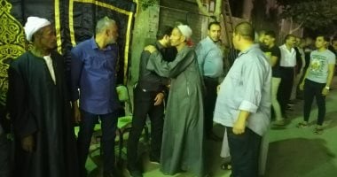 صور.. سيد معوض يتلقى العزاء فى والده بمسقط رأسه بمدينة الفيوم