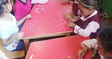 قارئ يشارك بصور ابنته خلال دروس التلوين والرسم بالصلصال