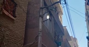 قارئ يشارك صورة إضاءة عامود إنارة صباحا فى مدينة الفشن ببنى سويف