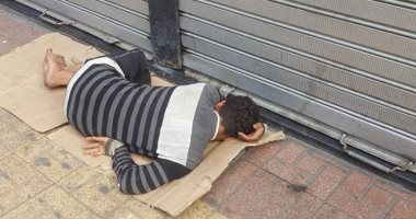 إحنا معاك.. قارئ يشارك صورة مشرد  فى شارع 26 يوليو بوسط البلد