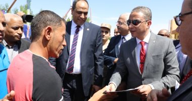 محافظ سوهاج يسلم 13 سيارة "ميكروباص" للشباب بمبادرة "مشروعك"