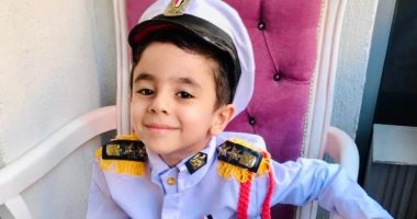 الطفل فؤاد يحتفل بذكرى انتصارات أكتوبر بالزى العسكرى