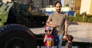 صور.. محمود يحتفل مع أطفاله بذكرى النصر فى بانوراما أكتوبر