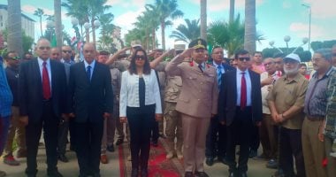 صور.. محافظا سوهاج ودمياط ومديرا الأمن يضعون أكاليل الزهور على النصب التذكارى
