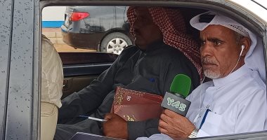 صور.. معلقو سباق الهجن فى مهمة صعبة.. ينقلون تفاصيل السباقات من داخل سيارات 
