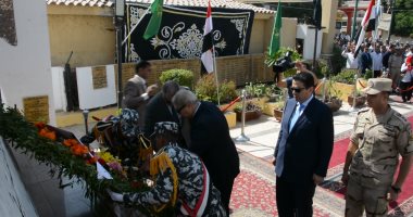 صور.. محافظوا ومدراء 9 محافظات يضعون أكاليل الزهور على نُصب الجندى المجهول