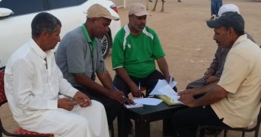 صور ..محكمون سباق الهجن يرصدون وصول المطايا لخط النهاية