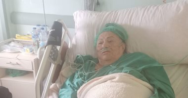  اعتماد خورشيد في العناية المركزة وحفيدها عمر يطلب الدعاء لها بالشفاء  